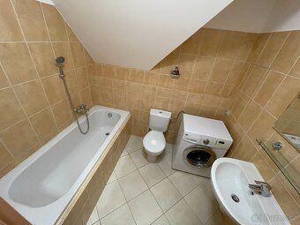 Pronájem podkrovního bytu 1+kk o výměře 32 m² s balkonem 6 m