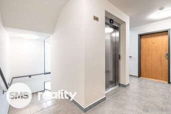 Nabízím k prodeji světlý, pouze rok užívaný byt 2+kk (37 m²)