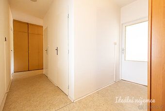Nabízíme k dlouhodobému podnájmu prostorný a světlý byt o di