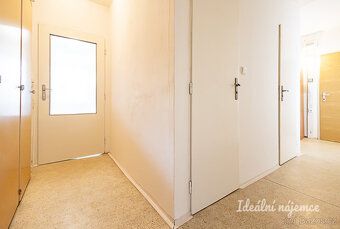 Nabízíme k dlouhodobému podnájmu prostorný a světlý byt o di