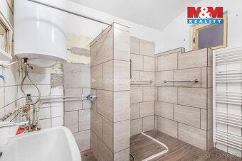 Nabízíme k prodeji samostatně stojící rodinný dům v centru o