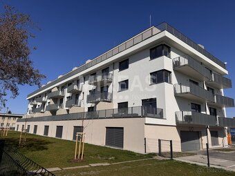 Nabízíme k pronájmu světlý, moderní byt o dispozici 1+kk v n