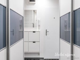K dlouhodobému podnájmu nabízíme prosluněný byt o dispozici 