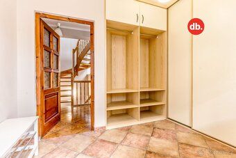Ev.č. 01347 Nabízíme k prodeji vícepodlažní rodinný dům umís