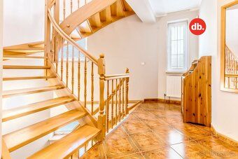 Ev.č. 01347 Nabízíme k prodeji vícepodlažní rodinný dům umís
