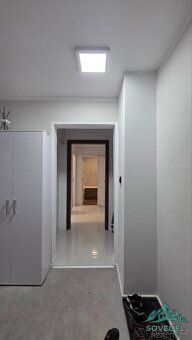Prostorný byt 2+KK s útulným balkonem se nacházíve druhém pa