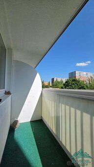 Prostorný byt 2+KK s útulným balkonem se nacházíve druhém pa