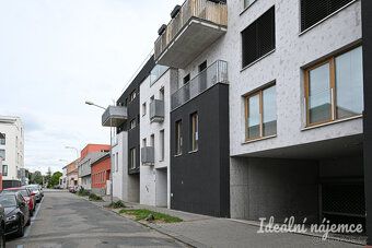 K dlouhodobému podnájmu nabízíme moderní byt o dispozici 2+k