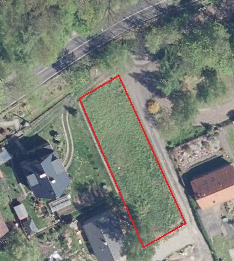 Stavební pozemek o rozloze 728 m2 s povolením stavby v Dubí 