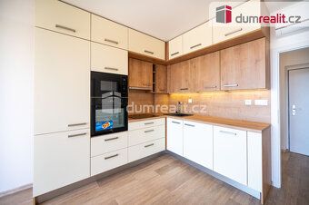 + zálohy na energie 2.600,- Kč/měsíc. Elektrická energie se 