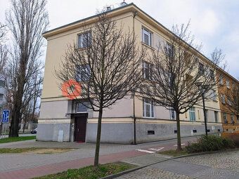 Bydlení kousek od centra. Pěšky se dostanete všude tam kam p