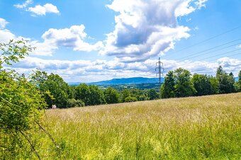 Nabízíme k prodeji pozemek o celkové výměře 2.369 m² v klidn