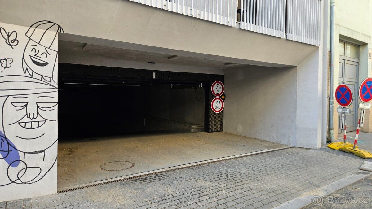 Nabízím k pronájmu prostorné garážové stání o výměře 19 m² v