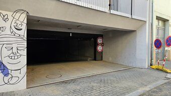 Nabízím k pronájmu prostorné garážové stání o výměře 19 m² v