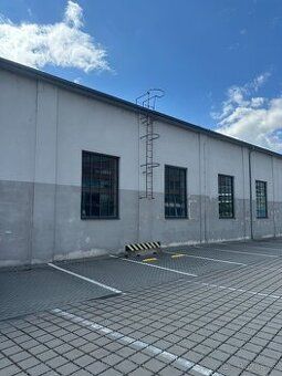 Nabízím k pronájmu prostorné garážové stání o výměře 19 m² v
