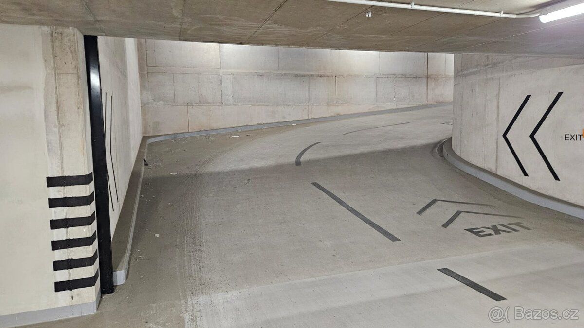 Nabízím k pronájmu prostorné garážové stání o výměře 19 m² v