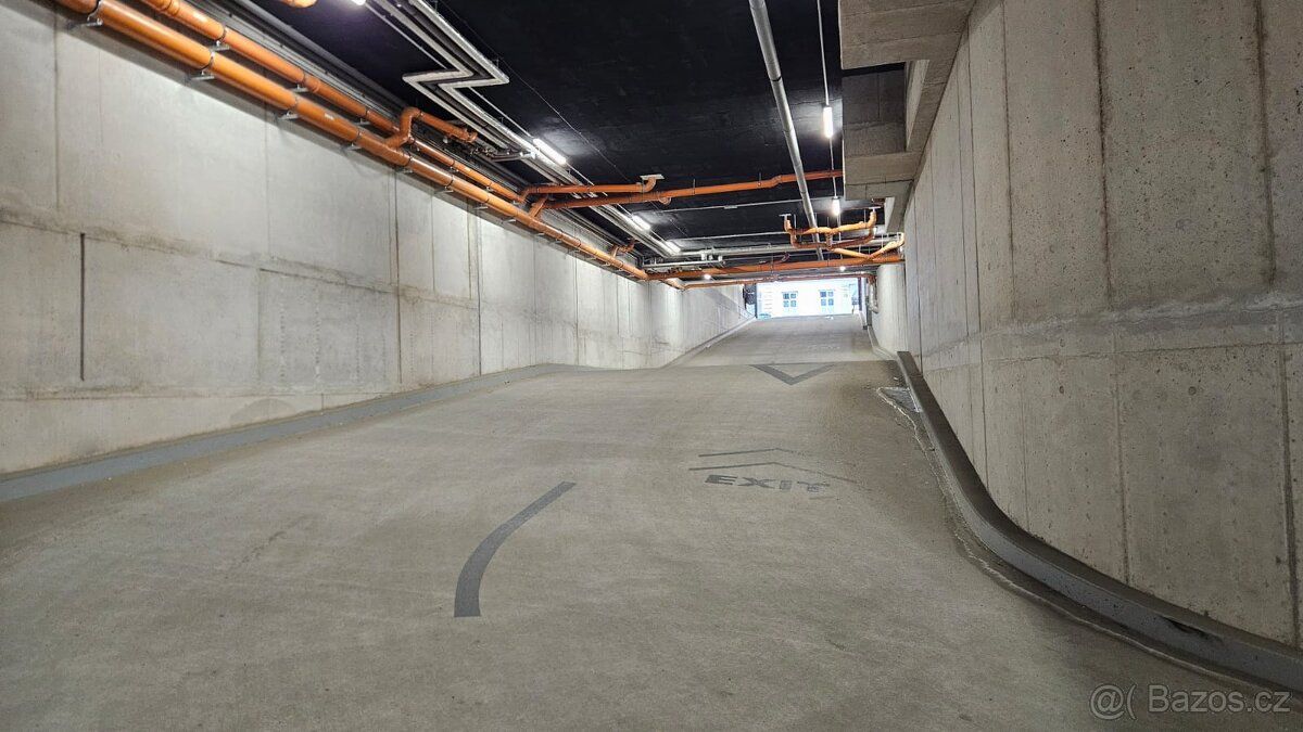 Nabízím k pronájmu prostorné garážové stání o výměře 19 m² v