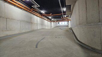Nabízím k pronájmu prostorné garážové stání o výměře 19 m² v