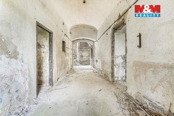 Nabízíme k prodeji jedinečný a památkově chráněný zámek v ma