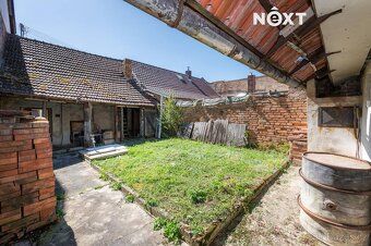 Stavební pozemek s domem k demolici – klidné bydlení v obci 