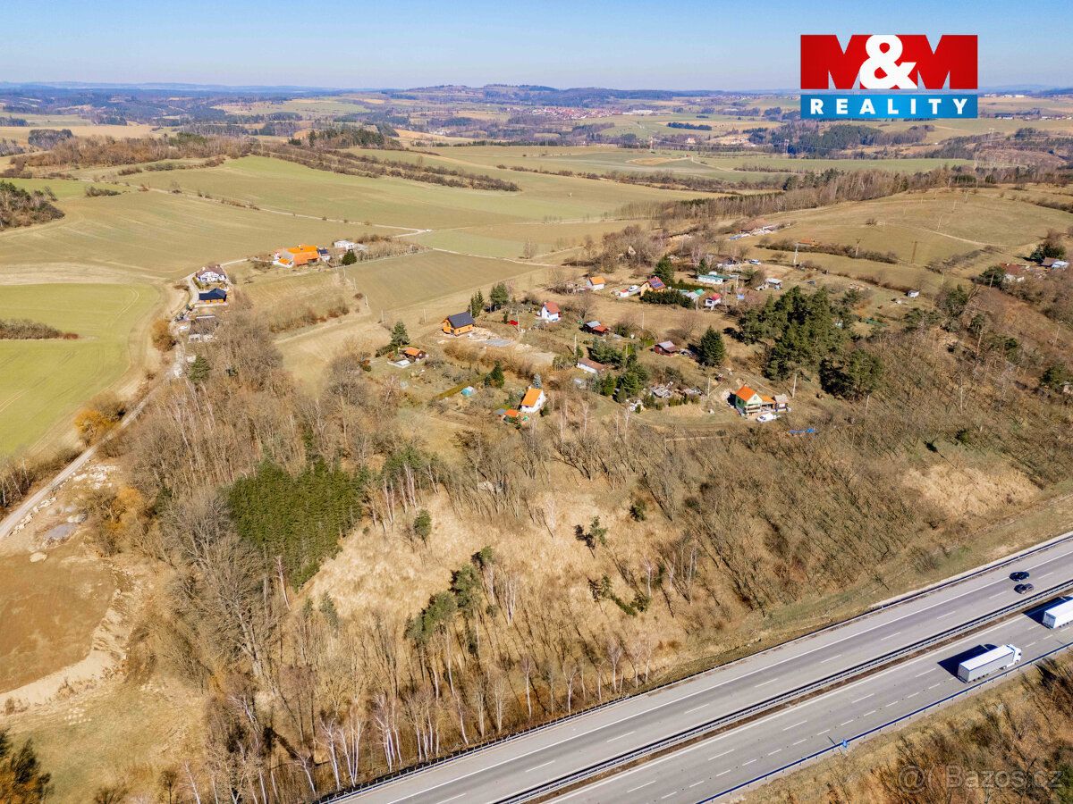 Nabízíme k prodeji soubor dvou pozemků nacházejících se v ka