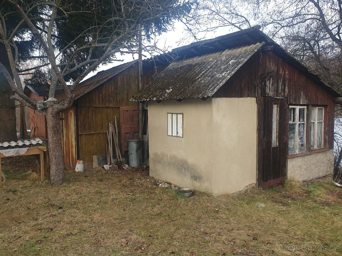 Pronajmu zahradu u rybníka se zděnou chatkou v obci Horní Ce