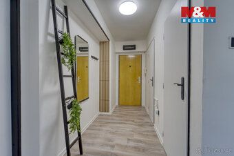 Nabízíme k prodeji prostorný a slunný byt o dispozici 2+1 o 