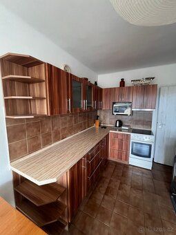 Nabízíme k pronájmu byt o dispozici 3+1 v rodinném domě v kl