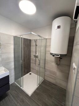 Nabízíme k pronájmu byt o dispozici 3+1 v rodinném domě v kl