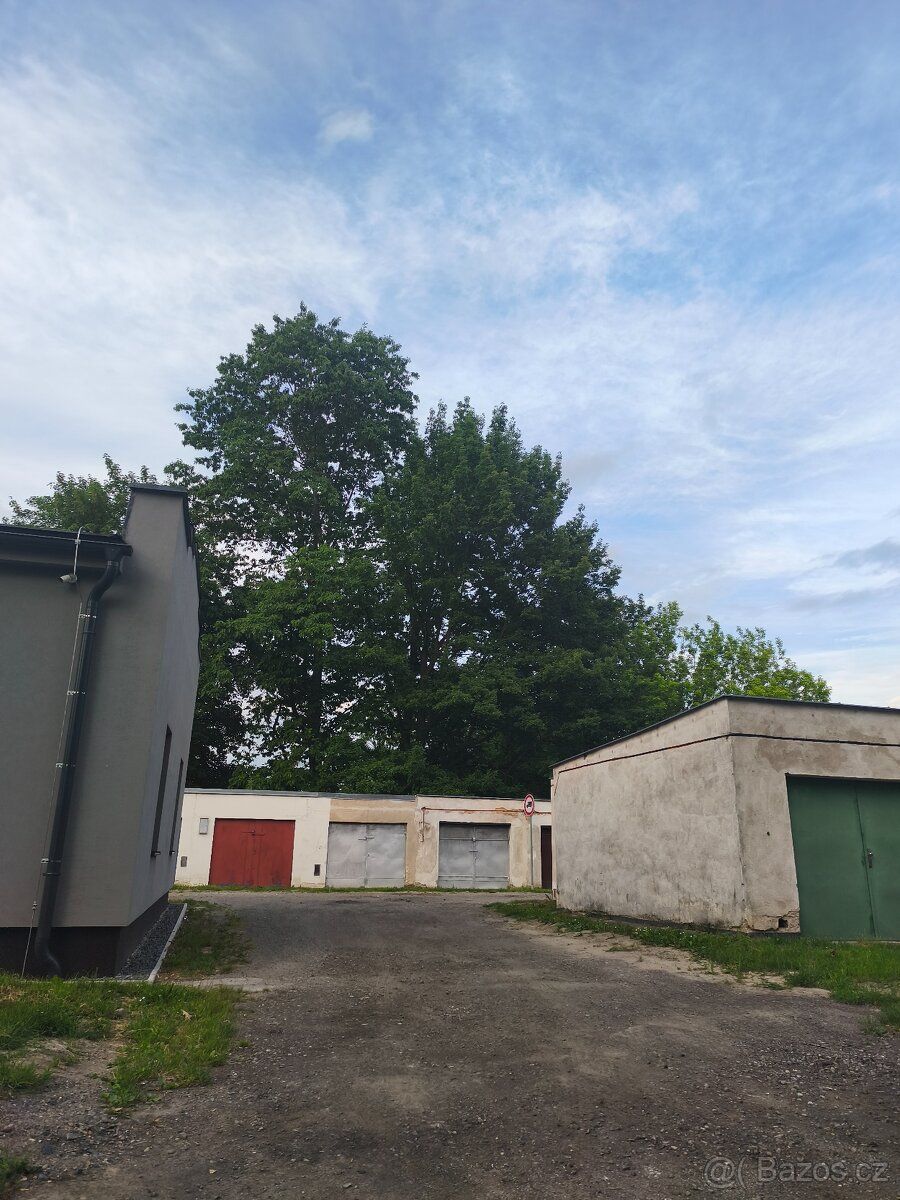 Pronajmu dvě garáže v zastavěné oblasti na ul. Kpt Vajdy , O