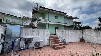 Nabízíme k prodeji dvoupodlažní dům s výhledem na moře, kter