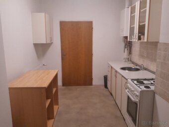 Nabízíme k pronájmu prostornou zděnou skladovou halu 400m2 v