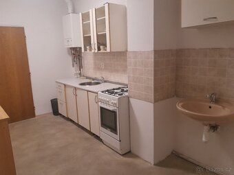 Nabízíme k pronájmu prostornou zděnou skladovou halu 400m2 v