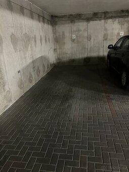 Nabízím pronájem garážového stání na ulici Tř. Jiřího Peliká