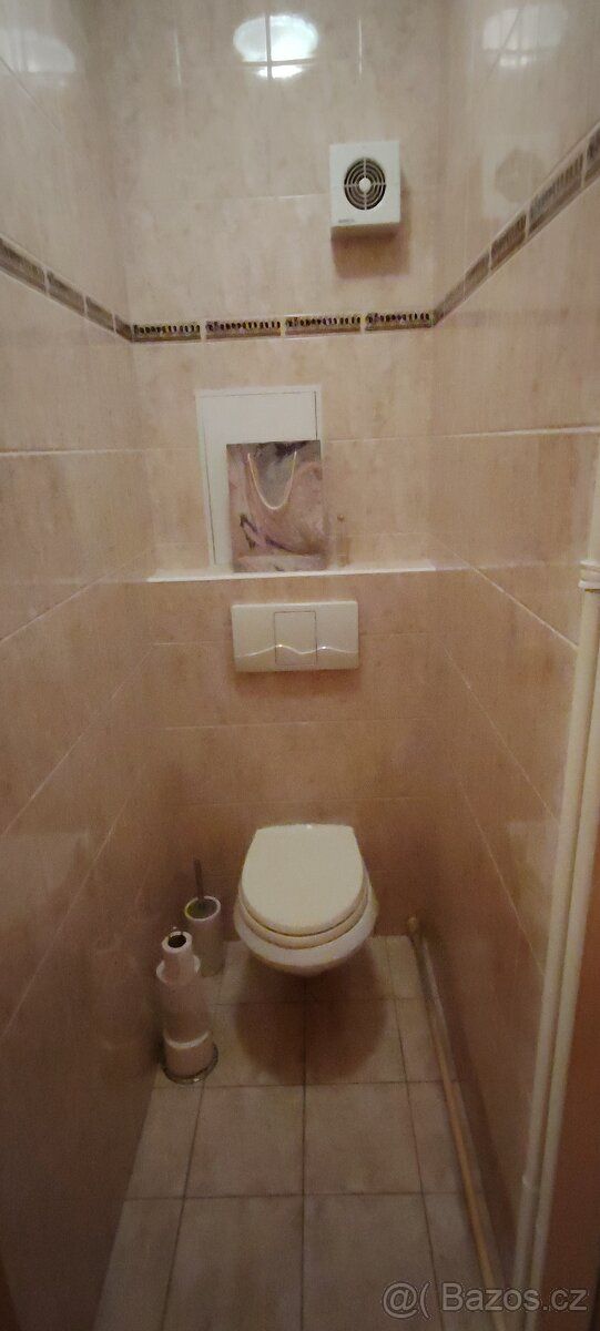 Nabízíme k pronájmu prostorný a světlý byt o dispozici 3+1 a