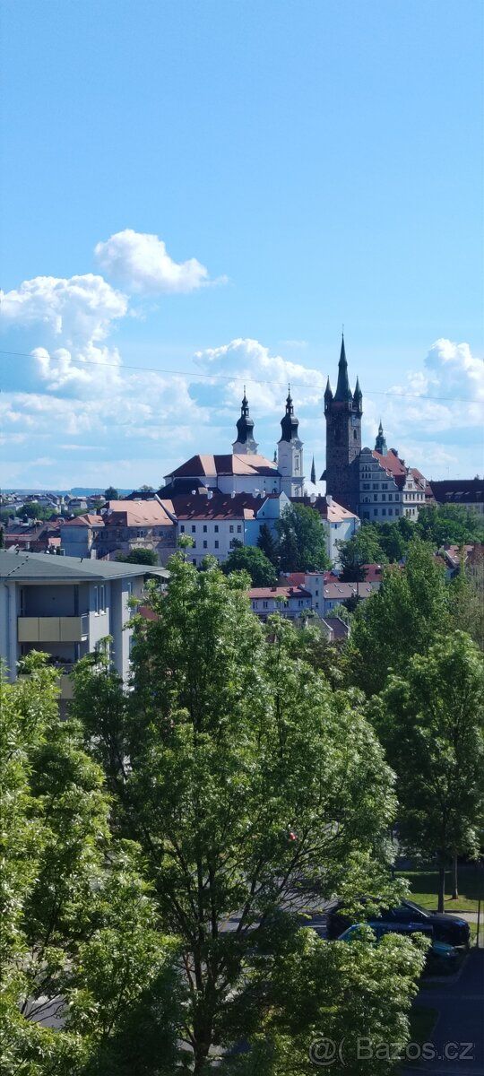 Nabízíme k pronájmu prostorný a světlý byt o dispozici 3+1 a