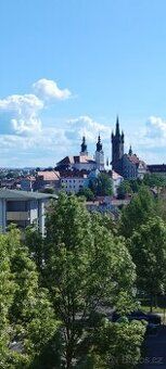 Nabízíme k pronájmu prostorný a světlý byt o dispozici 3+1 a