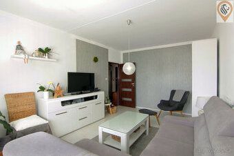 Nabízíme k pronájmu prostorný a světlý byt o dispozici 3+1 a