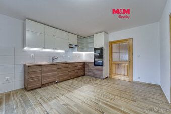 Nabízíme k pronájmu prostorný a světlý byt o dispozici 3+1 a