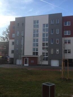 Nabízíme k pronájmu prostorný a světlý byt o dispozici 3+1 a