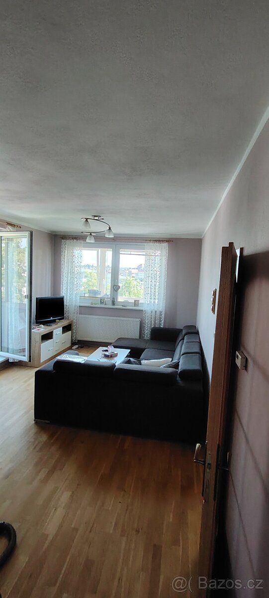 Nabízíme k pronájmu prostorný a světlý byt o dispozici 3+1 a