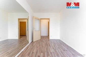 Toužíte po bydlení v klidné lokalitě s kompletní občanskou v
