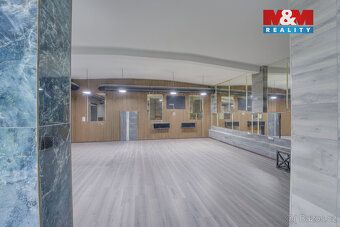 V historickém centru Karlových Varů, přímo v lokalitě UNESCO