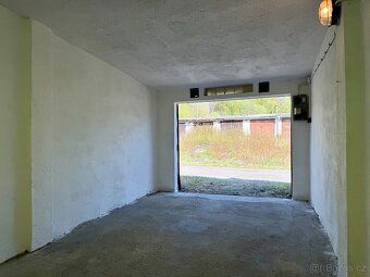 Prodej garáže v Nové Roli na Chodovské ulici. Výborný stav, 