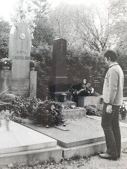 Nachází se v ul. Hrušňová před domem č.p. 901/3. Stání je vh