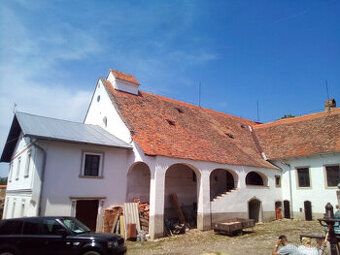 Nachází se v ul. Hrušňová před domem č.p. 901/3. Stání je vh