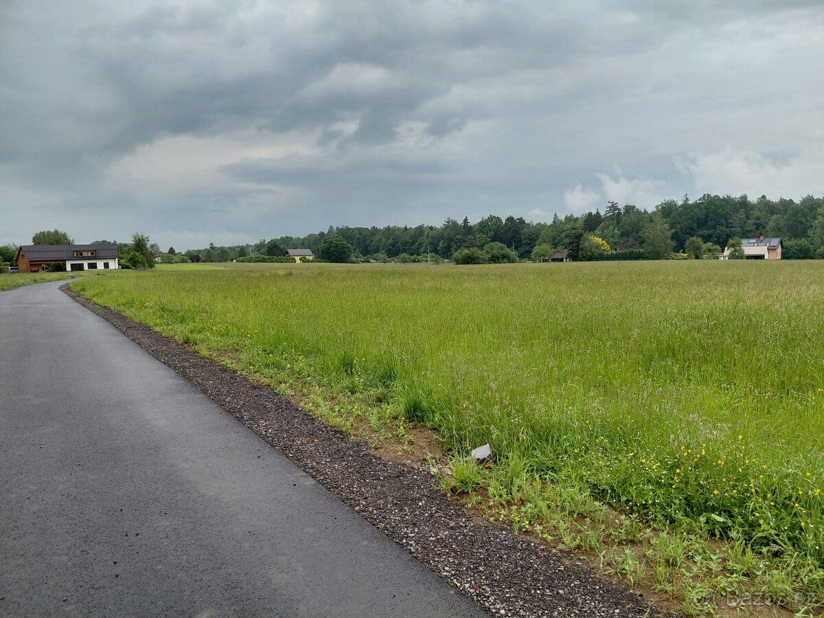 Jedná se o pozemek (1019 m2) v územním plánu vedený jako plo