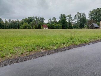 Jedná se o pozemek (1019 m2) v územním plánu vedený jako plo