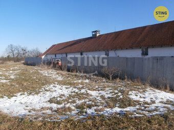 Nabízíme ke koupi bývalý kravín s pozemkem na okraji obce Ra