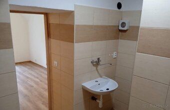 Dostupný je byt o velikosti 2 kk nacházející se v přízemí ci